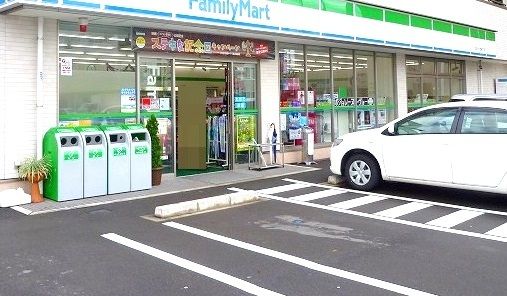 近くのファミリーマートまで450m(徒歩6分)