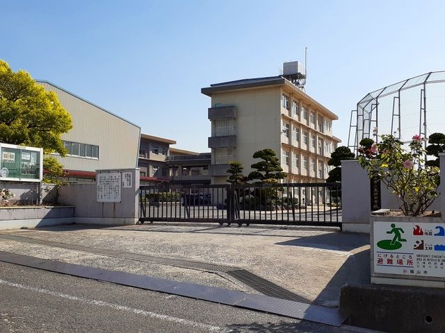 近くの福山市立東朋中学校まで1,600m（徒歩20分）