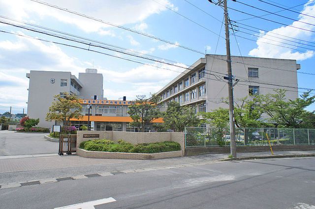 近くの向陽高校まで390m(徒歩5分)