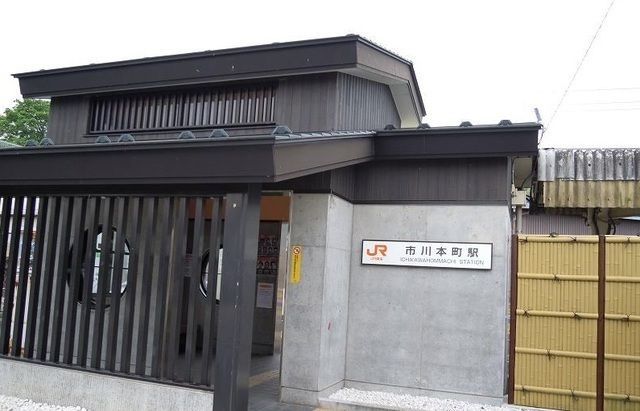 近くの市川本町駅まで240m(徒歩3分)