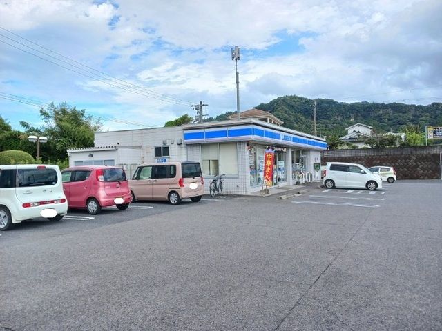近くのローソン隼人姫城店まで500m（徒歩7分）