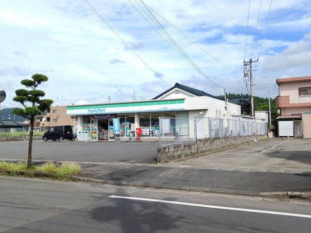 近くのファミリーマート隼人姫城店まで850m（徒歩11分）