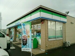 近くのファミリーマート　黒田店まで450m（徒歩6分）