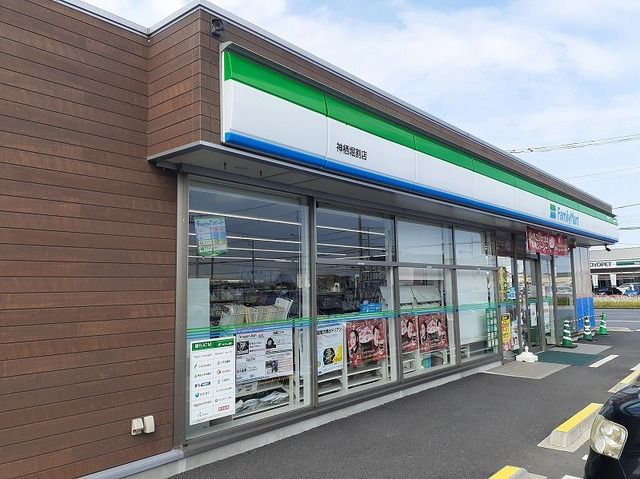 近くのファミリーマート 神栖堀割店まで750m（徒歩10分）