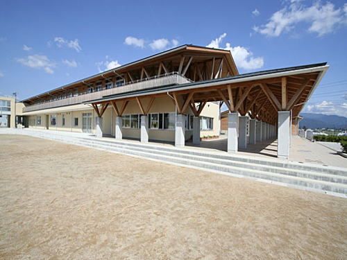 近くの春江東小学校まで950m（徒歩12分）
