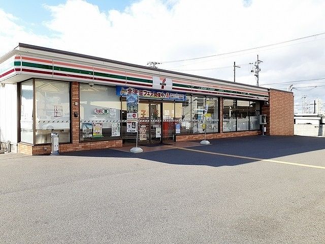 近くのセブンイレブン明石魚住浜西店まで350m（徒歩5分）