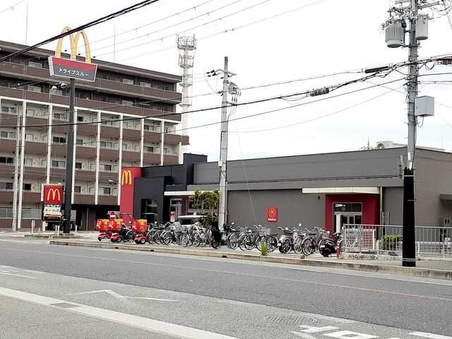 近くの飲食店まで564m（徒歩8分）