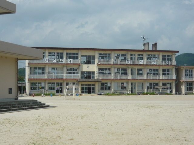 近くの育英小学校まで450m（徒歩6分）