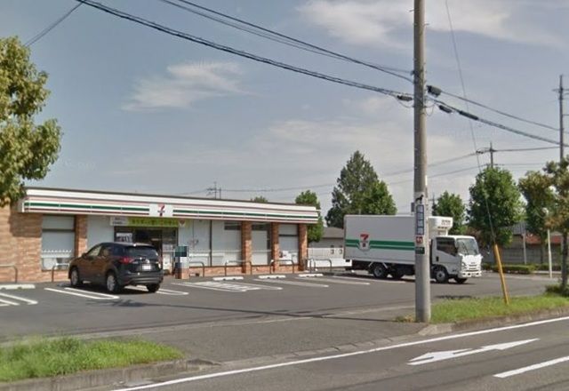近くのセブンイレブン伊勢崎連取町店まで450m（徒歩6分）