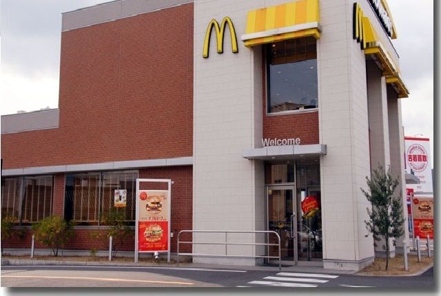 近くのマクドナルド高松円座店まで1,100m（徒歩14分）