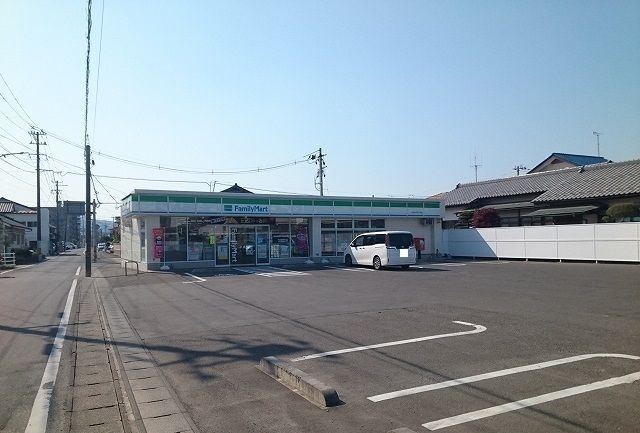 近くのコンビニまで400m（徒歩5分）