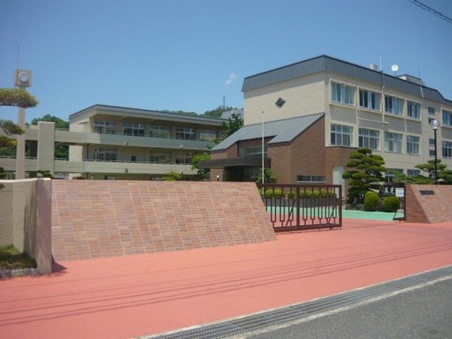 近くの中学校まで270m（徒歩4分）