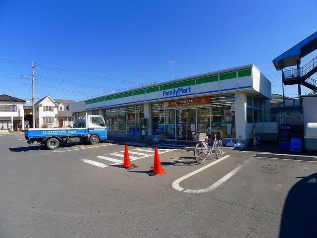 近くのファミリーマート館林大街道店まで700m（徒歩9分）
