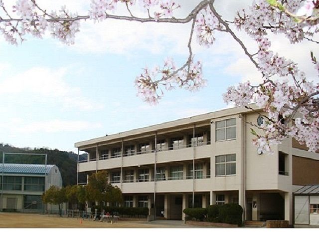 近くの玉野市立荘内小学校まで1,200m(徒歩15分)