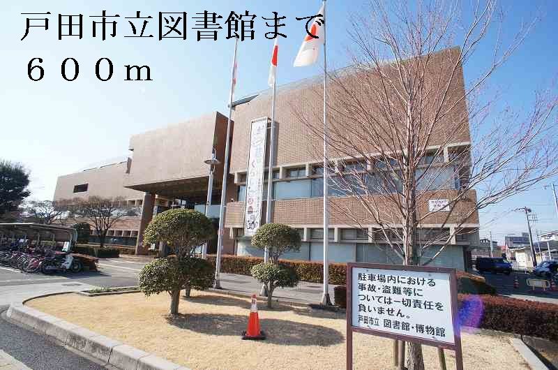 近くの市立図書館まで600m（徒歩8分）
