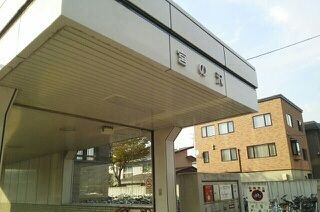 近くの地下鉄宮の沢駅まで800m(徒歩10分)