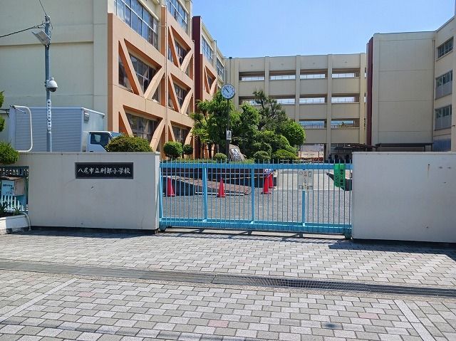 近くの刑部小学校まで300m（徒歩4分）