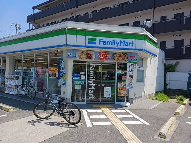 近くのファミリーマート八尾木北六丁目まで560m（徒歩7分）
