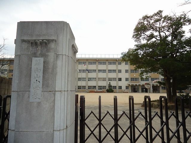 近くの下関市立向山小学校まで350m（徒歩5分）