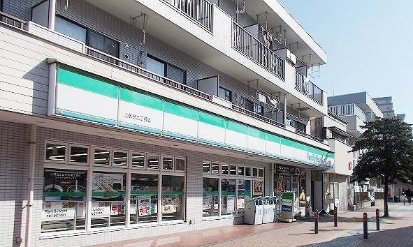 近くのファミリーマートまで241m（徒歩4分）