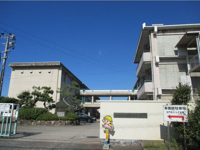 近くの緑丘小学校まで750m（徒歩10分）