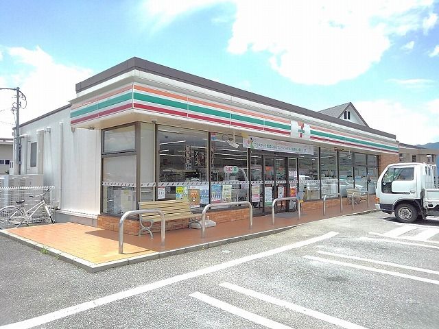 近くのセブンイレブン山梨北中学校前店まで350m(徒歩5分)