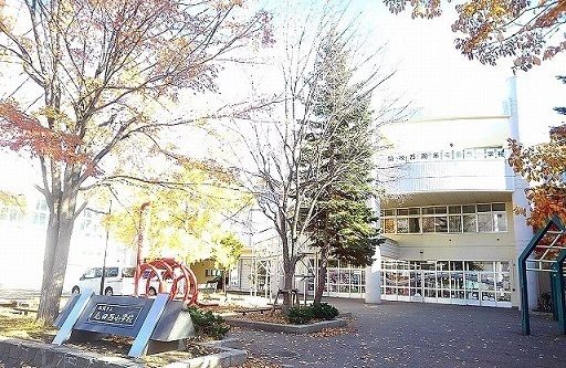 近くの屯田西小学校まで400m（徒歩5分）