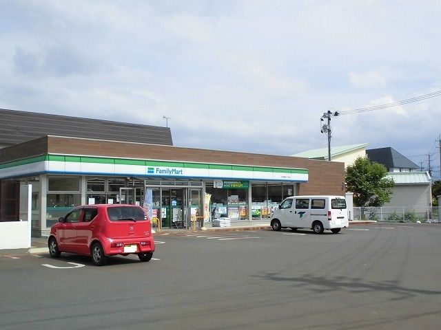 近くのファミリーマート御廟店まで750m（徒歩10分）