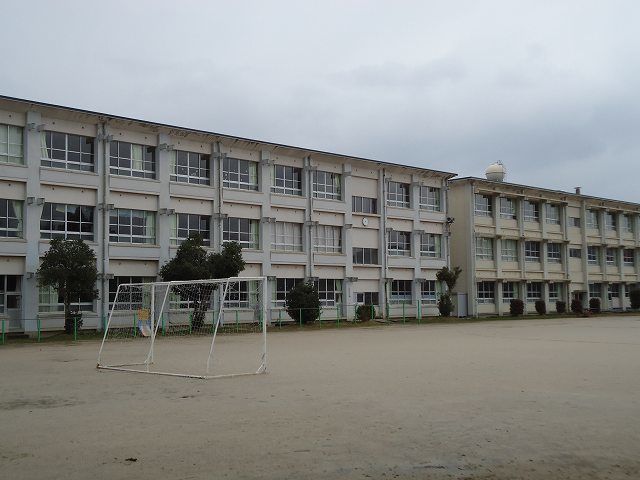 近くの倉吉市立上灘小学校まで750m(徒歩10分)