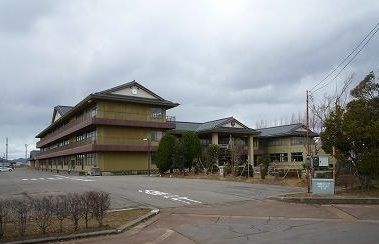 近くの燕西小学校まで1,200m(徒歩15分)