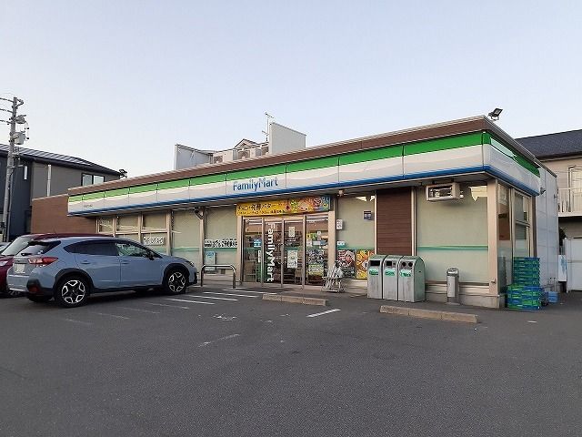 近くのファミリーマートまで319m（徒歩4分）