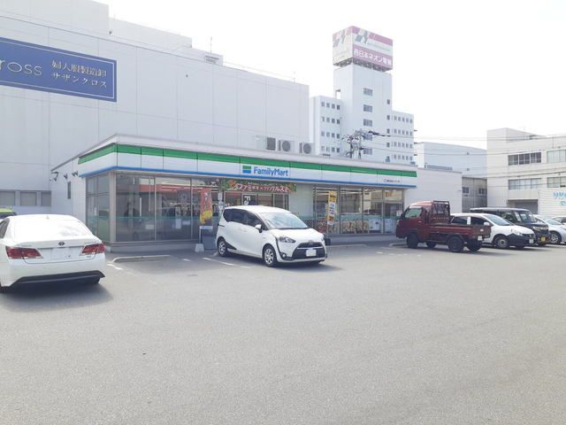 近くのファミリーマートまで700m(徒歩9分)
