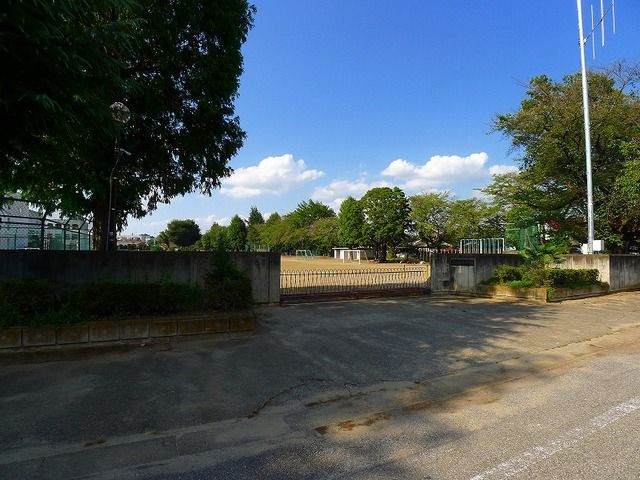 近くの大泉町立北小学校まで1,200m(徒歩15分)
