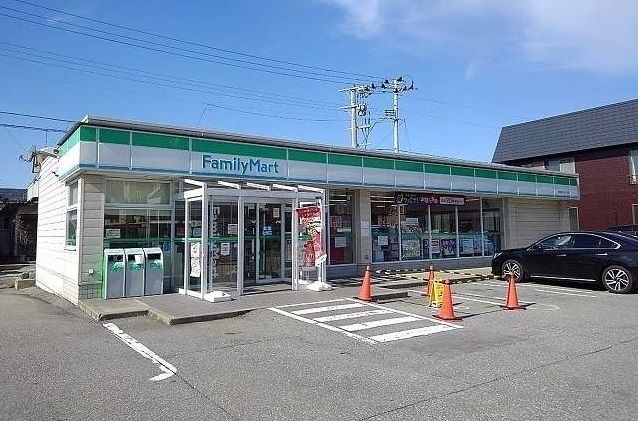 近くのファミマ 泉中央3丁目店まで350m(徒歩5分)