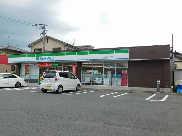 近くのファミリーマート原田店まで550m（徒歩7分）