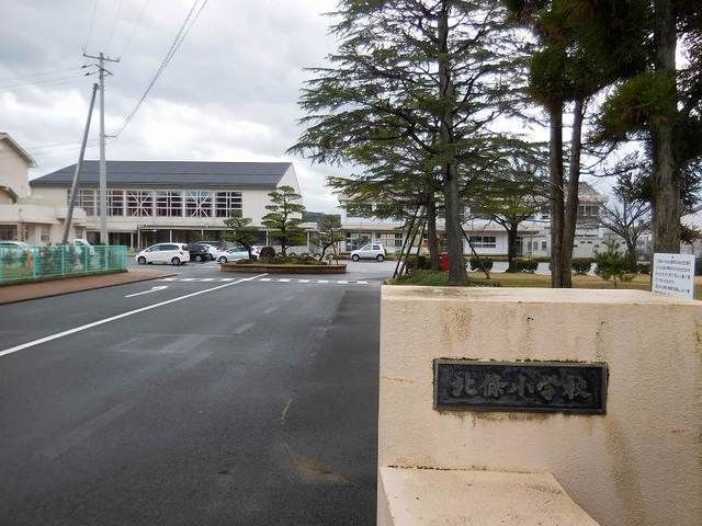 近くの北栄町立北条小学校まで800m（徒歩10分）