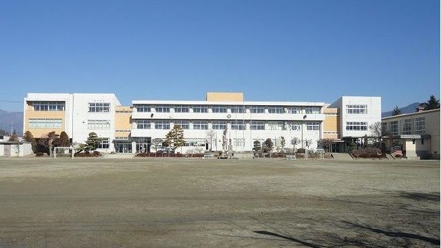 近くの甲州市立東雲小学校まで800m（徒歩10分）