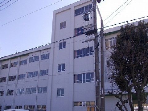近くの牛久保小学校まで907m（徒歩12分）