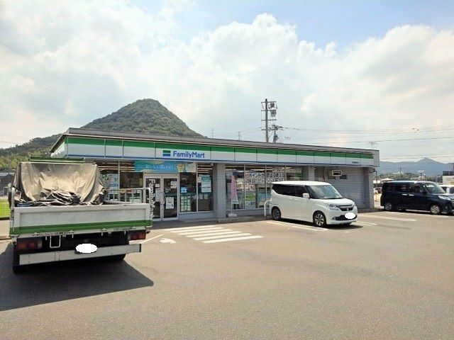近くのファミリーマート丸亀綾歌町店まで1,900m(徒歩24分)