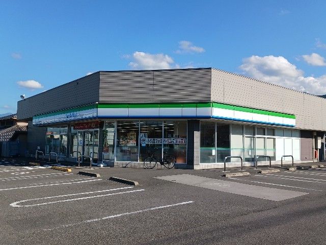 近くのファミリーマート新居浜中村店まで190m(徒歩3分)