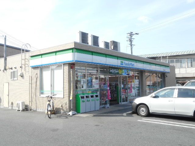 近くのファミリーマート 中之町店まで500m（徒歩7分）