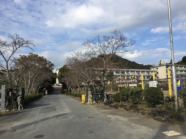 近くの浜松市立光明小学校まで700m(徒歩9分)