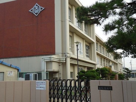 近くの矢田小学校まで700m(徒歩9分)