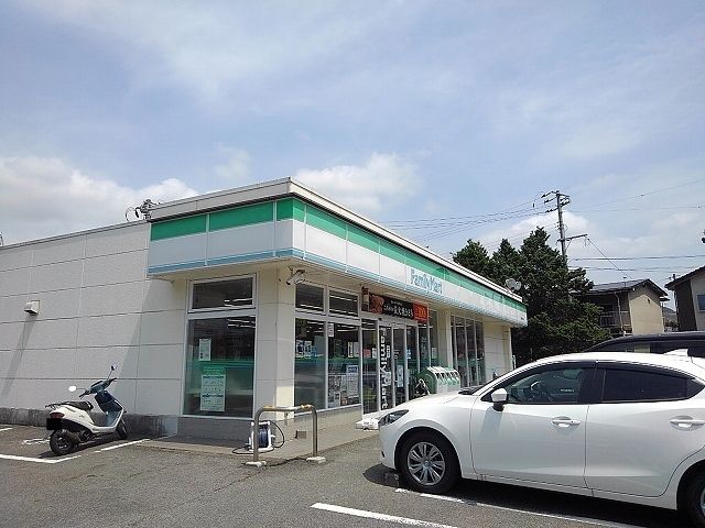 近くのファミリーマート三原中之町店まで1,500m(徒歩19分)