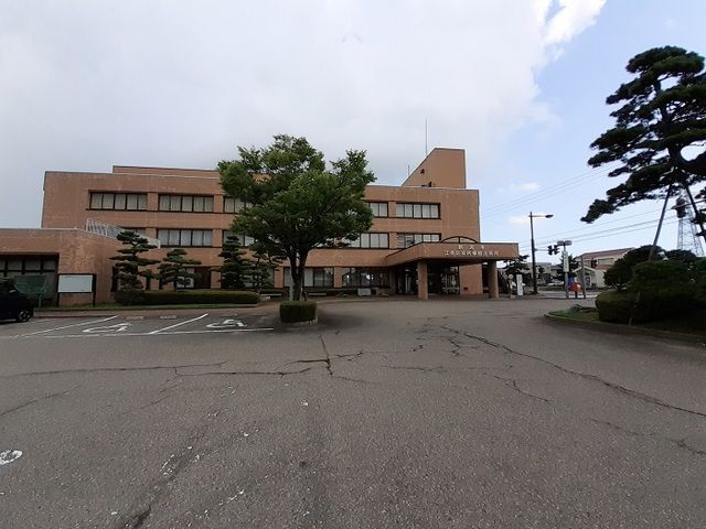 近くの江南区役所横越出張所まで450m（徒歩6分）