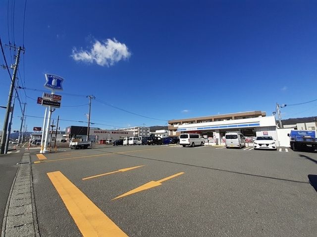 近くのローソン 高知北久保店まで17m（徒歩1分）