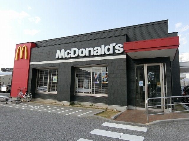 近くのマクドナルド２１号垂井店まで300m（徒歩4分）