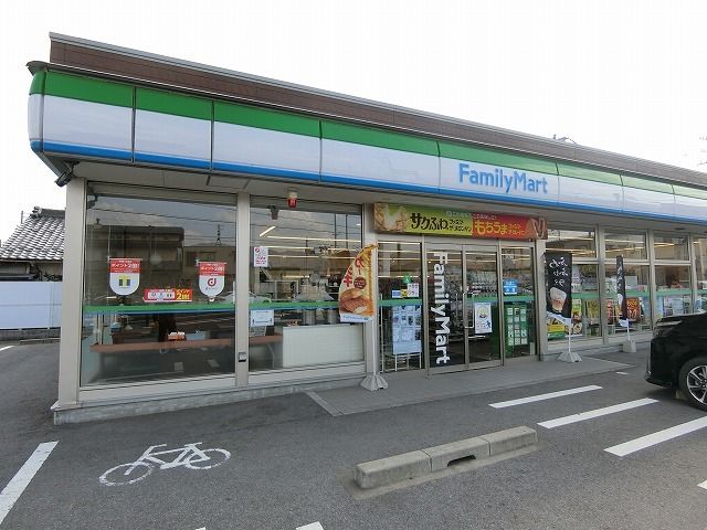 近くのファミリーマート垂井宮代店まで750m（徒歩10分）