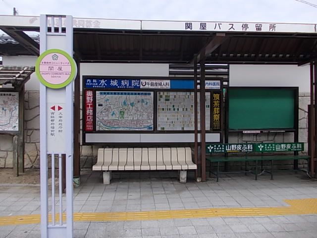 近くの関屋バス停まで750m（徒歩10分）