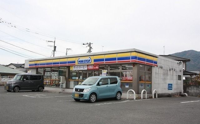 近くのミニストップまで350m（徒歩5分）